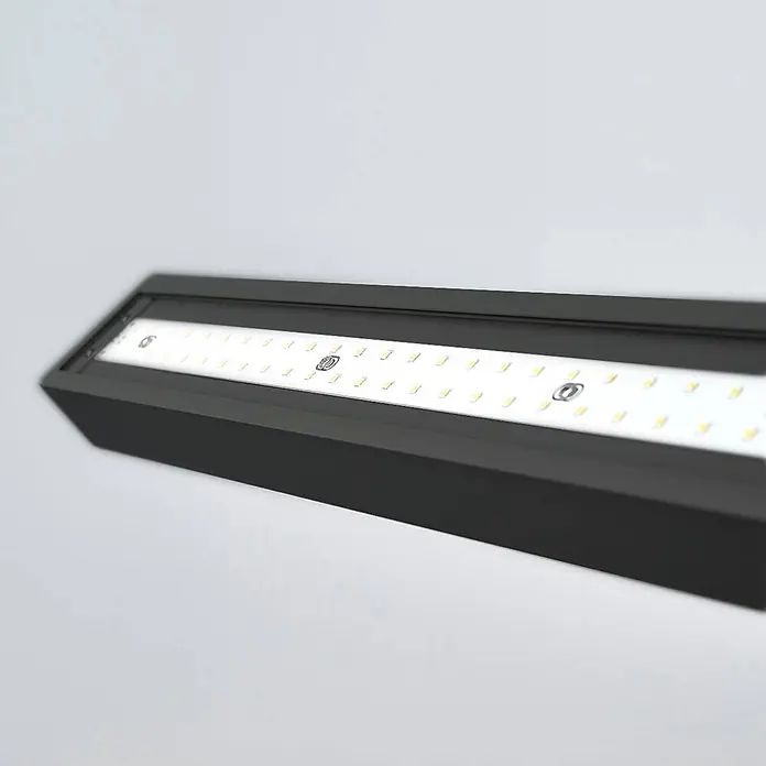 Arcchio Stehleuchte Jolinda - schwarz, schwarz - Eine schwarze, lineare LED-Leuchte mit einem sichtbaren Streifen weißer und gelber LEDs.