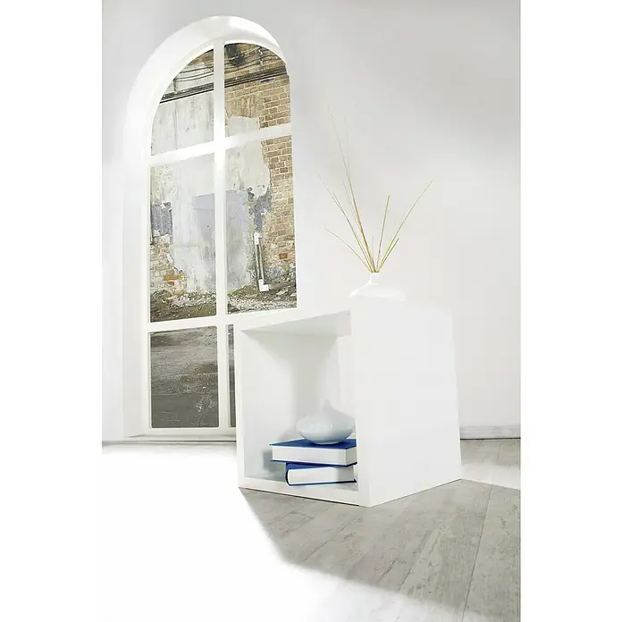 Phönix Caro Beistelltisch - L x B x H: 35 x 43 x 43 cm, Weiß - Ein schickes, minimalistisches Regal in strahlendem Weiß präsentiert Bücher und Deko, mit einer stilvollen Vase auf der Ablage. Das Möbelstück ist modern und funktional.