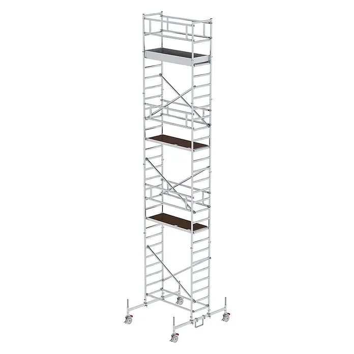 Munk Rollgerüst Rollgerüst mit Fahrbalken 0,75x1,80m Plattform 9,45m AH - Arbeitshöhe: 9.450 m - Silberfarbenes Aluminium-Rollgerüst mit braunen Holzplattformen und Schutzgeländern, auf Rollen.
