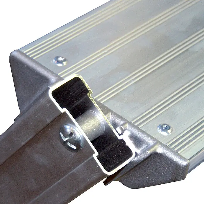Facal Außentreppe Binary Schiebe-Podesttreppe Aluminium S600 6 Stufen - 56 cm, Anzahl Steigungen: 6 Stk. - Silberfarbenes Aluminium-Rampensegment mit Anti-Rutsch-Rillen, das einen Gelenkmechanismus mit Bolzen und Stift zeigt.