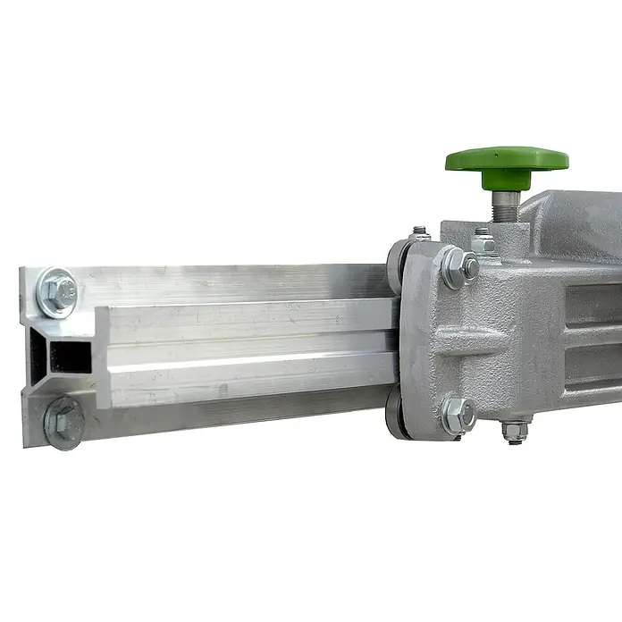 Facal Außentreppe Binary Schiebe-Podesttreppe Aluminium S600 6 Stufen - 56 cm, Anzahl Steigungen: 6 Stk. - Silbergraue Metall-Gleitschiene mit grünem Stellknopf, montiert auf einem Aluminiumprofil.