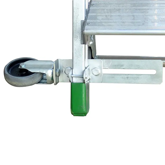 Facal Außentreppe Binary Schiebe-Podesttreppe Aluminium S600 6 Stufen - 56 cm, Anzahl Steigungen: 6 Stk. - Metallenes Gerüstbein mit Lenkrolle und grünem Fuß, verbunden mit einer verstellbaren Metallhalterung.