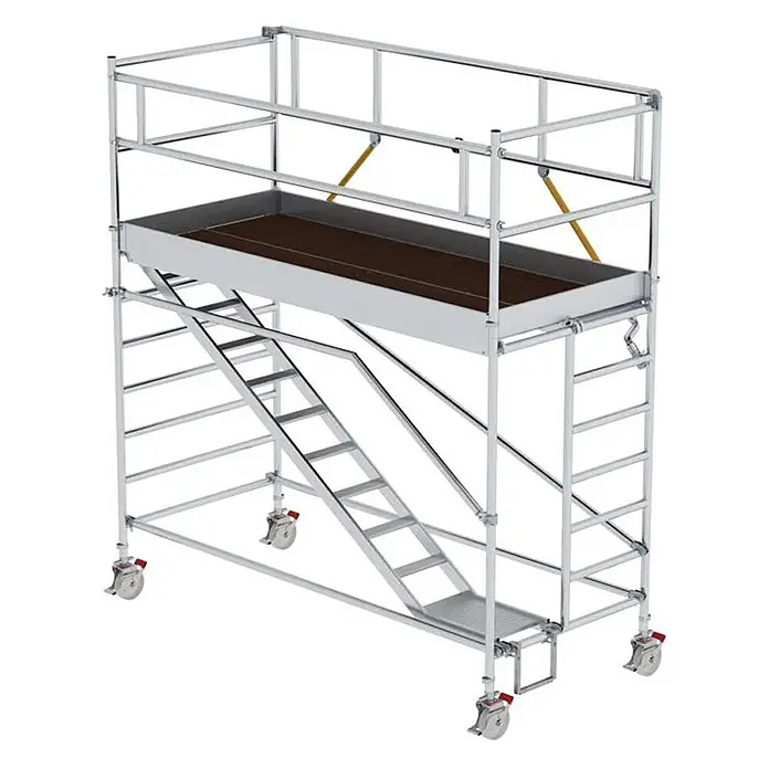 Munk Rollgerüst Rollgerüst SG mit Schrägaufstiegen 1,35x3,00m und Sicherheitsgeländer 4, - Arbeitshöhe: 4.510 m - Silberfarbenes Aluminium-Rollgerüst mit Treppe, brauner Plattform und Geländern, auf Rädern für einfache Standortwechsel.