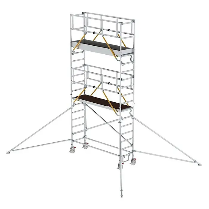 Munk Rollgerüst Rollgerüst SG mit Ausleger 0,75x3,00m Plattform 6,47m AH - Arbeitshöhe: 6.470 m - Hohes, silbernes Rollgerüst mit zwei dunklen Plattformen, gelben Spanngurten, Rädern und Auslegern für Stabilität.