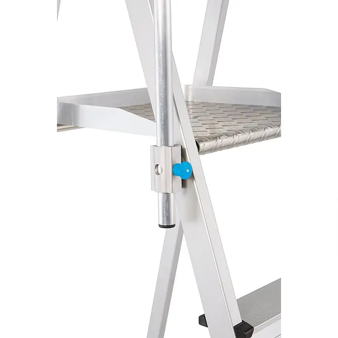 Zarges Treppenpodest Plattformleiter ZAP Neo S mit klappbarem Handlauf 8 Stufen - Anzahl Tritte: 8 Stk., Arbeitshöhe: 3.990 m, Aluminium - Silberne Aluminium-Arbeitsplattform mit rutschfesten Stufen und verstellbarem Bein, mit blauem Feststellknopf.