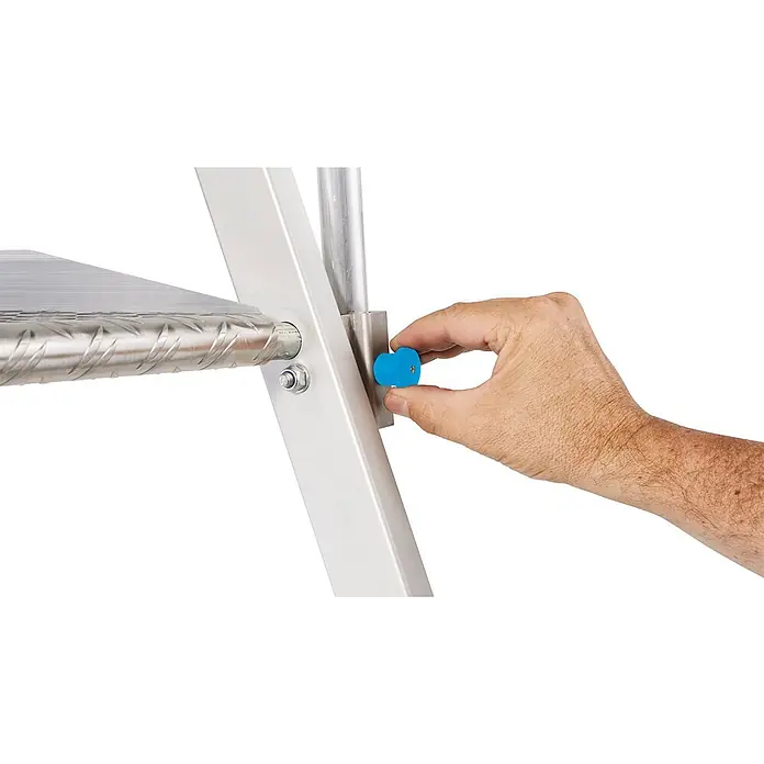 Zarges Treppenpodest Plattformleiter ZAP Neo S mit klappbarem Handlauf 8 Stufen - Anzahl Tritte: 8 Stk., Arbeitshöhe: 3.990 m, Aluminium - Hand verstellt einen blauen Drehknopf an einer silbernen Metallleiter.