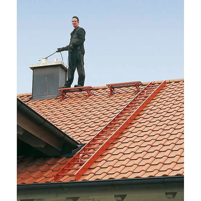 Zarges Dachleiter Dachleiter 10 Sprossen kupferbraun - Anzahl Tritte: 10 Stk., Aluminium - Rote Dachleiter und Plattformen auf einem Ziegeldach installiert für sicheren Zugang und Schornsteinreinigung.