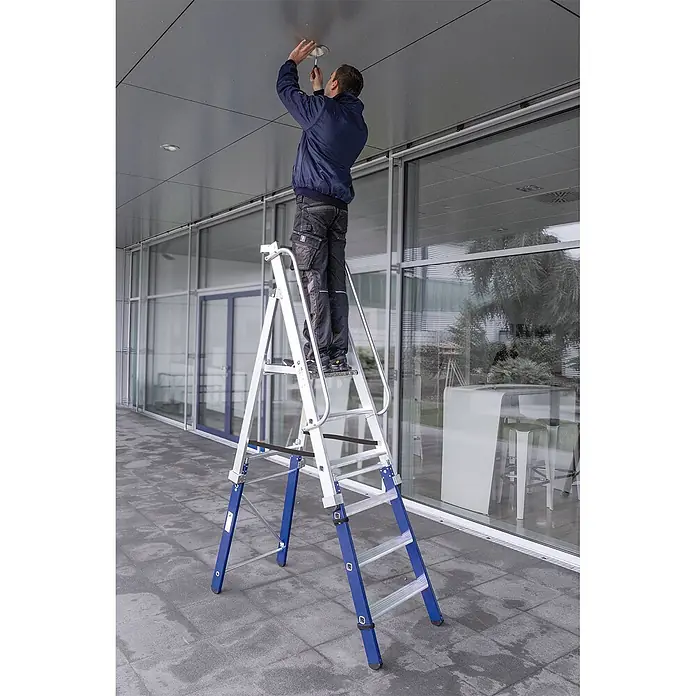 Munk Podestleiter Einsteckteil Plus 3 Stufen für steckbare Plattformleiter - Aluminium - Silber-blaue Klappleiter mit Plattform und Sicherheitsbügeln, von einem Mann im Außenbereich für Deckenarbeiten genutzt.
