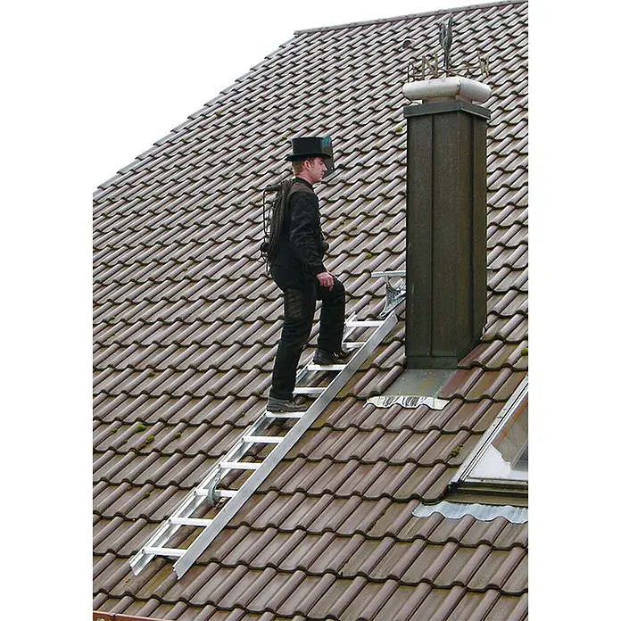 Munk Dachleiter Aluminium Dachleiter 7 Sprossen Aluminium - Anzahl Tritte: 7 Stk., Aluminium - Silberne Aluminium-Dachleiter auf einem Ziegeldach, von einem Schornsteinfeger am Kamin genutzt.