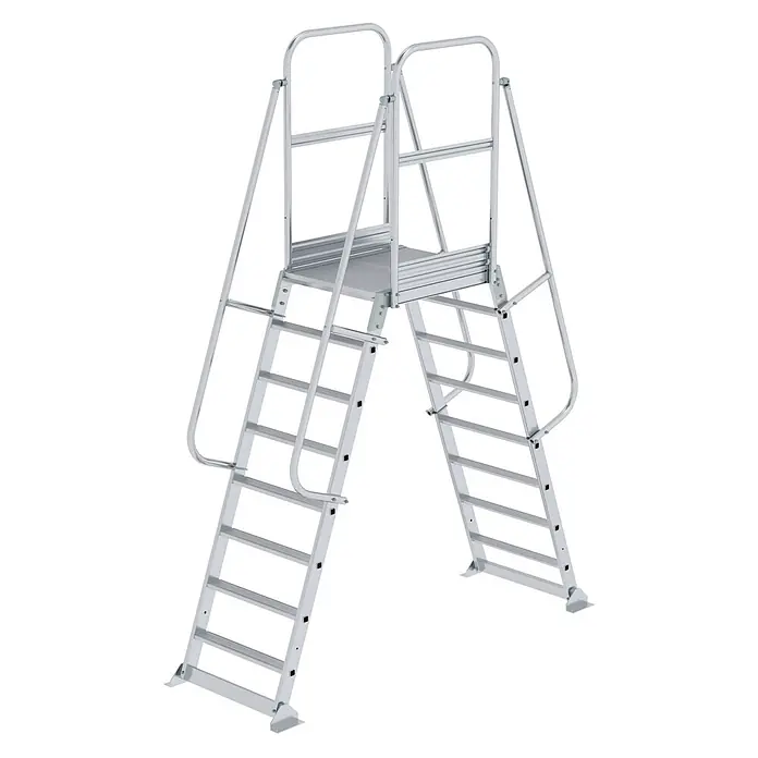 Munk Außentreppe Überbrückung beidseitig begehbar 8 Stufen - 75 cm - Silberne Aluminium-Doppelaufstiegsplattform mit Handläufen und zwei Leitern.