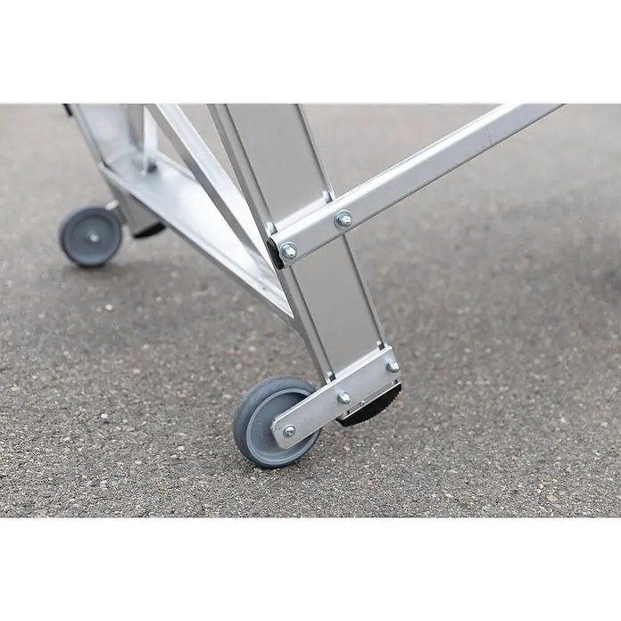 Munk Arbeitsplattform Arbeitspodest fahrbar Aluminium geriffelt 800mm Stufenbreite 5 Stufen - Anzahl Tritte: 5 Stk., Arbeitshöhe: 3.000 m, Aluminium - Unterer Teil einer silbernen Aluminium-Arbeitsplattform oder Gerüsts mit grauen Rollen auf Asphalt.