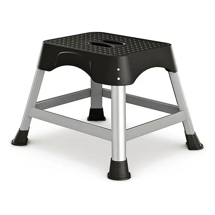 Zarges Arbeitspodest Workstand P -  - Schwarzer Kunststoff-Trittschemel mit rutschfester Oberfläche, silbernem Metallrahmen und schützenden Gummifüßen.