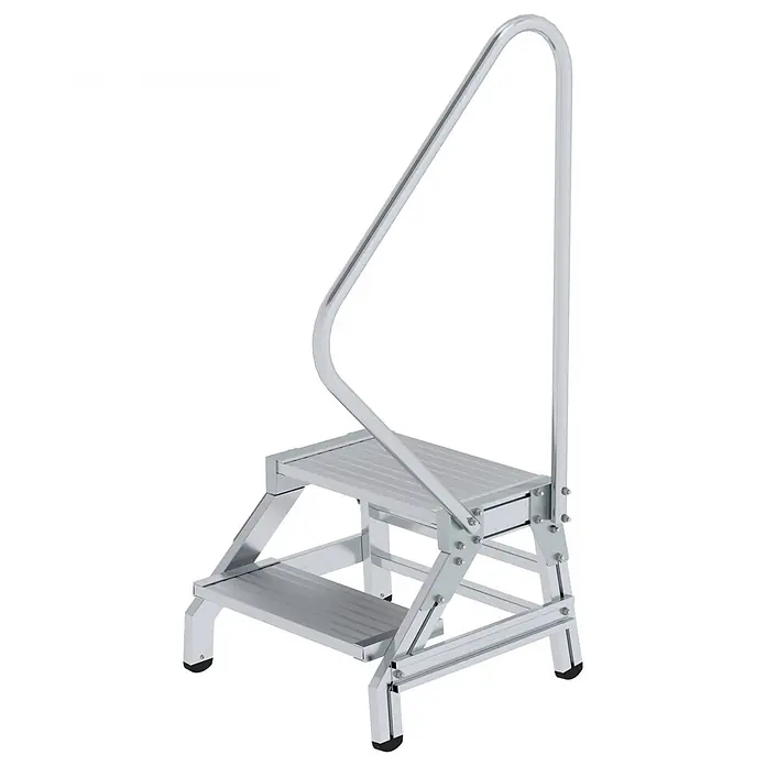 Munk Arbeitsplattform Aluminium Montagetritt starr mit Handlauf 2 Stufen - Anzahl Tritte: 2 Stk., Arbeitshöhe: 2.400 m, Aluminium - Silberner Aluminium-2-Stufen-Schemel mit gebogenem Handlauf für zusätzlichen Halt und Sicherheit.
