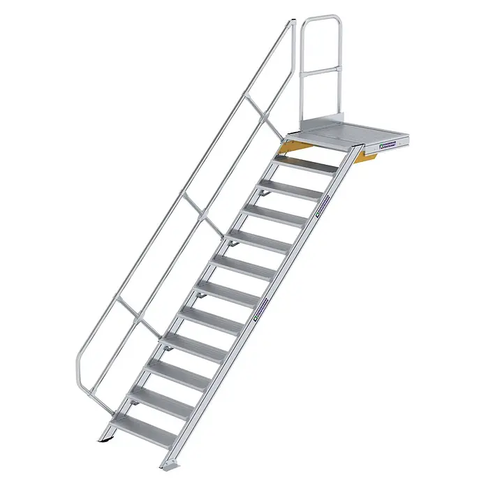 Munk Außentreppe Treppe mit Plattform 45° inkl. einen Handlauf, 800mm Stufenbreite, 12 Stuf -  - Silberfarbene Aluminium-Industrietreppe mit Geländern, oberer Plattform und Günzburger Steigtechnik Branding.