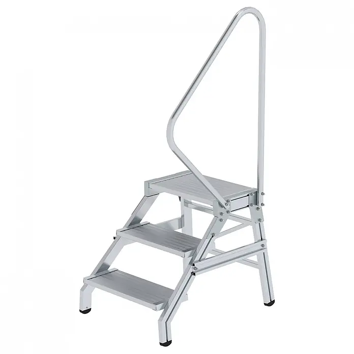 Munk Arbeitsplattform Aluminium Montagetritt starr mit Handlauf 3 Stufen - Anzahl Tritte: 3 Stk., Arbeitshöhe: 2.600 m, Aluminium - Silberfarbene 3-Stufen-Alu-Klapptreppe mit gebogenem Handlauf auf der rechten Seite.