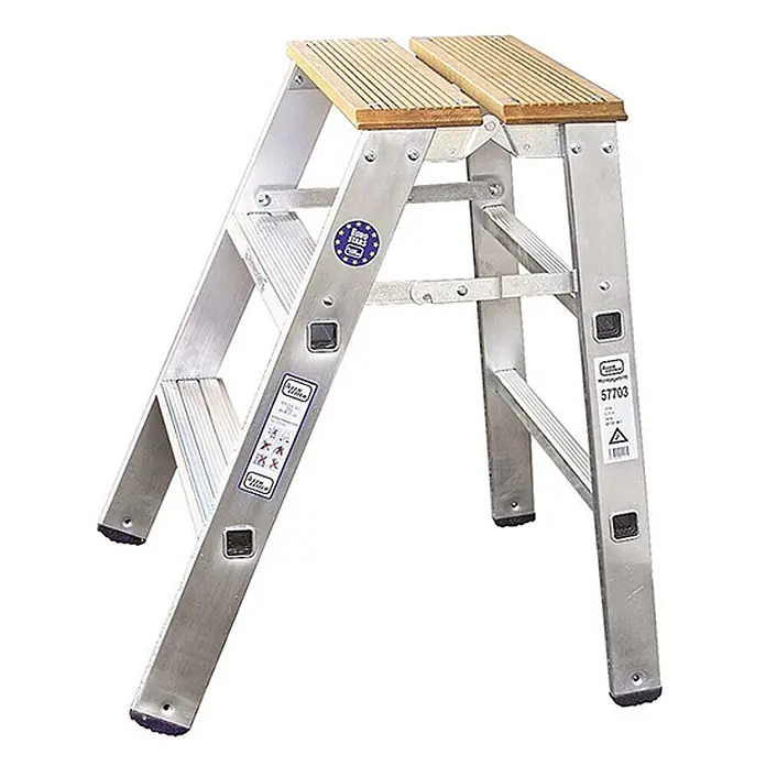 Iller Leiter Arbeitsplattform Montagetritt, einseitig begehbar mit großer Standfläche 2 Stufen und 2,45 - Anzahl Tritte: 2 Stk., Arbeitshöhe: 2.450 m, Aluminium - Klappbare Aluminium-Klappleiter mit zwei geriffelten Holzstufen.