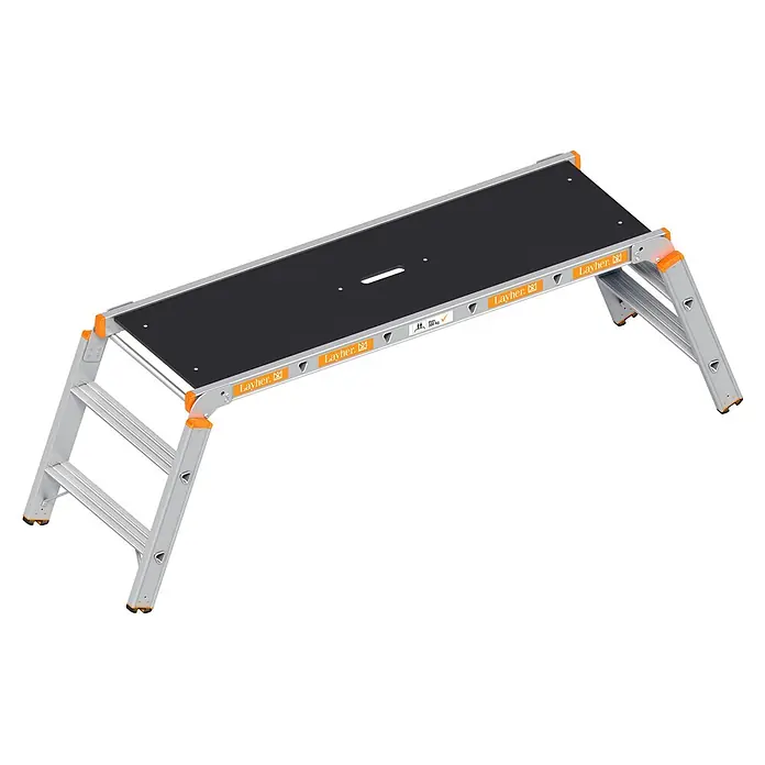 Layher Arbeitsplattform Arbeitsplattform TOPIC 1065 klappbar - Anzahl Tritte: 3 Stk., Arbeitshöhe: 2.650 m, Aluminium - Eine Aluminium-Arbeitsplattform mit schwarzer, rutschfester Oberfläche und orangefarbenen Sicherheitsakzenten. Ideal für erhöhte Arbeiten.