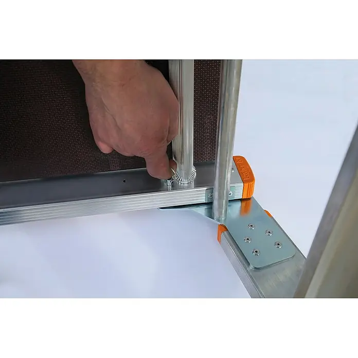Layher Arbeitsplattform Arbeitsplattform TOPIC 1065 klappbar - Anzahl Tritte: 3 Stk., Arbeitshöhe: 2.650 m, Aluminium - Hand montiert eine silberne Aluminiumleiter oder ein Gerüstelement mit orangefarbenen Akzenten.