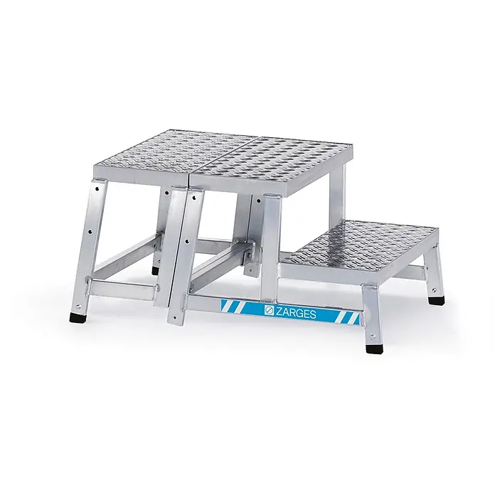 Zarges Arbeitsplattform Aluminium-Arbeitspodest AMA P Modul B - Arbeitshöhe: 2.400 m, Aluminium - Zweistufiger, silberfarbener Aluminium-Tritt mit Riffelblech-Oberfläche und ZARGES-Logo.