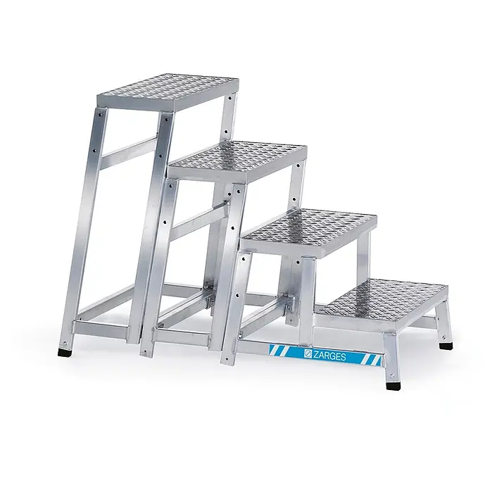 Zarges Arbeitsplattform Aluminium-Arbeitspodest AMA P Modul B - Arbeitshöhe: 2.400 m, Aluminium - Vierstufige silberne Aluminium-Plattformleiter mit strukturierter, rutschfester Trittfläche und Zarges-Logo.