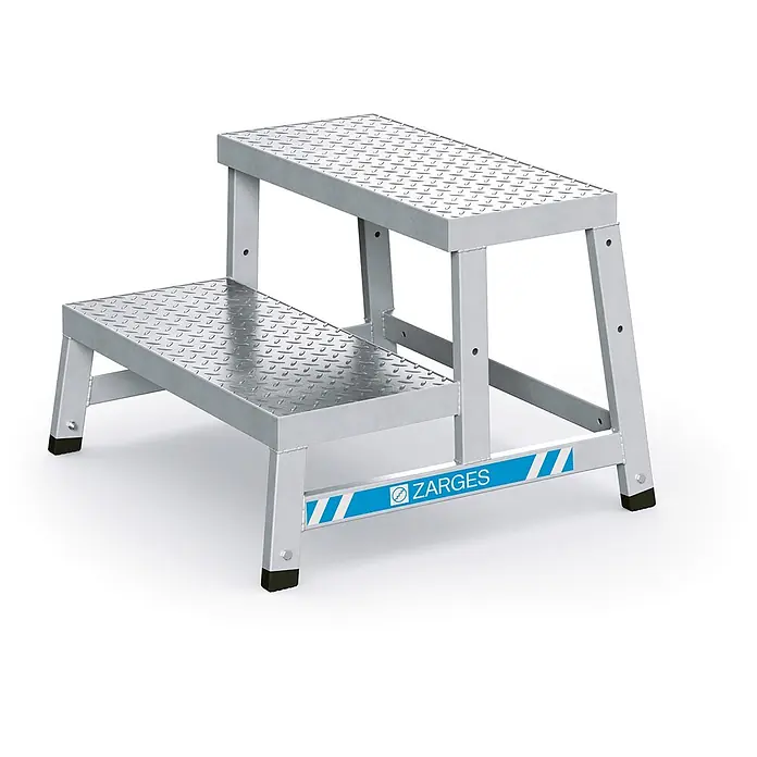 Zarges Arbeitsplattform Aluminium-Arbeitspodest AMA P Modul B - Arbeitshöhe: 2.400 m, Aluminium - Zweistufiger Tritt aus silbernem Aluminium mit Riffelblech-Trittflächen und rutschfesten Füßen, mit blau-weißem Sicherheitsstreifen.