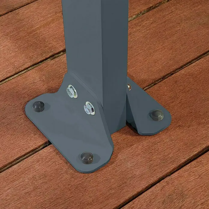 Palram – Canopia Carport Verona 5000 - Medidas ext. (An x Pr): 5,04 x 2,99 m, Aluminio, Carport adecuado para: Turismos - Vista detallada de una base de columna gris oscuro fijada con pernos y pies sobre una superficie de madera.