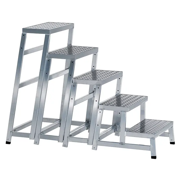 Zarges Arbeitsplattform Aluminium-Arbeitspodest AMA P Modul F - Arbeitshöhe: 2.990 m, Aluminium - Fünfstufige, silberne Aluminium-Arbeitstreppe mit strukturierter Trittfläche und schwarzen Gummifüßen.