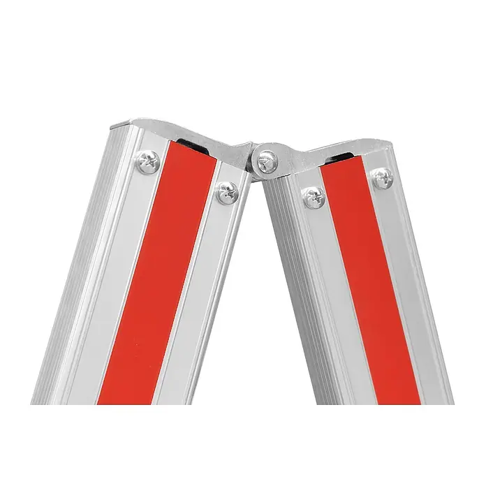 Hymer Stehleiter Sprossenstehleiter mit verschraubten Alumininium Scharnieren 2x6 Sprossen - Arbeitshöhe: 3.000 m, Aluminium - Nahaufnahme eines silbernen Metallleitergelenks, das zwei rot gestreifte Leiterabschnitte mit Torx-Schrauben verbindet.