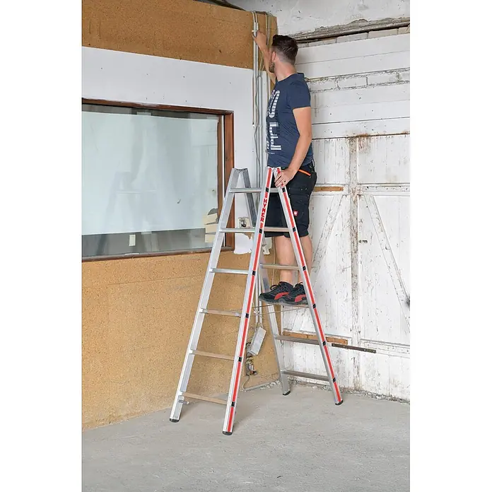 Hymer Stehleiter Sprossenstehleiter mit verschraubten Alumininium Scharnieren 2x6 Sprossen - Arbeitshöhe: 3.000 m, Aluminium - Mann auf einer silbernen HYMER Aluminium-Stehleiter mit roten Akzenten, der an Kabeln in der Höhe arbeitet.