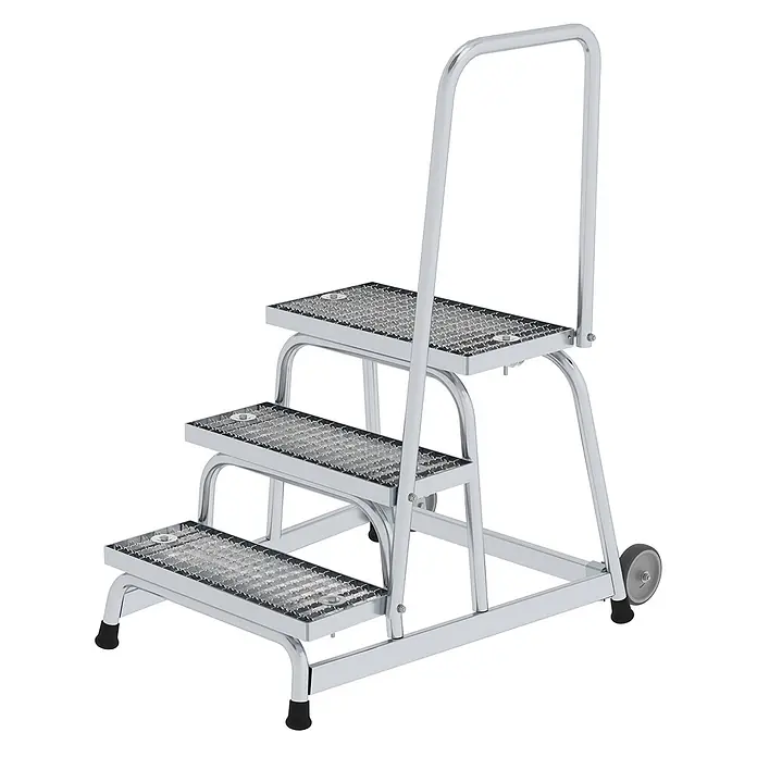Munk Arbeitsplattform Arbeitspodest fahrbar mit Stahl-Gitterrost mit Handlauf 3 Stufen - Anzahl Tritte: 3 Stk., Arbeitshöhe: 2.600 m, Aluminium - Silberner 3-Stufen-Sicherheitstritt mit perforierten Stufen, Handlauf und Rollen für leichte Mobilität.
