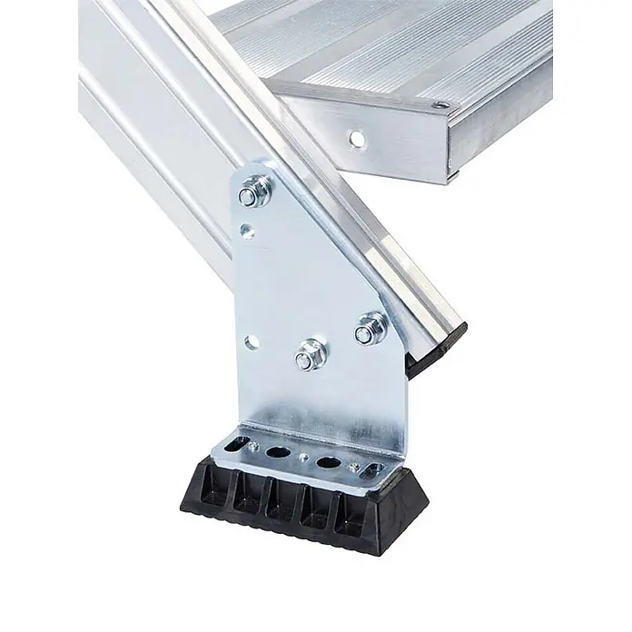 Zarges Klapptritt Treppenpodest 45° 1000mm Stufenbreite 2 Stufen - Anzahl Tritte: 2 Stk., Arbeitshöhe: 2.400 m, Aluminium - Nahaufnahme eines silbernen Aluminium-Leiter-/Rampenfußes mit schwarzer Gummi-Antirutschsohle, mit Schrauben befestigt.