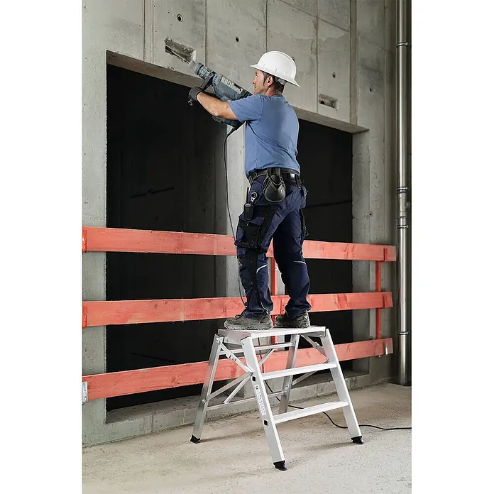 Munk Arbeitsplattform Aluminium Arbeitspodest klappbar 4 Stufen - Anzahl Tritte: 4 Stk., Arbeitshöhe: 3.000 m, Aluminium - Silberne Arbeitsplattform, von Bauarbeiter mit Abbruchhammer genutzt. Bietet stabile Erhöhung für Aufgaben.