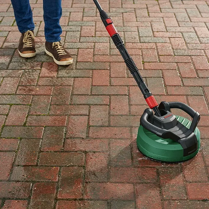 Bosch Flächenreiniger Multi Aquasurf 280 - Durchmesser: 280 mm, Passend für: Bosch Hochdruckreiniger Aquatak Serie - Abgebildet ist ein Bosch-Terrassenreiniger, der auf einer gepflasterten Fläche verwendet wird, um diese zu säubern. Gut geeignet für Reinigungsarbeiten.