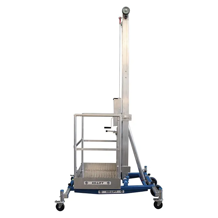 ASC Arbeitsplattform XS-Lift Hebebühne mit 3,8m Arbeitshöhe - Arbeitshöhe: 3.800 m, Belastbarkeit: 120 kg, Aluminium - Mobile Aluminium-Hebebühne mit Sicherheitsgeländer, Handkurbel und blauem Fahrgestell.