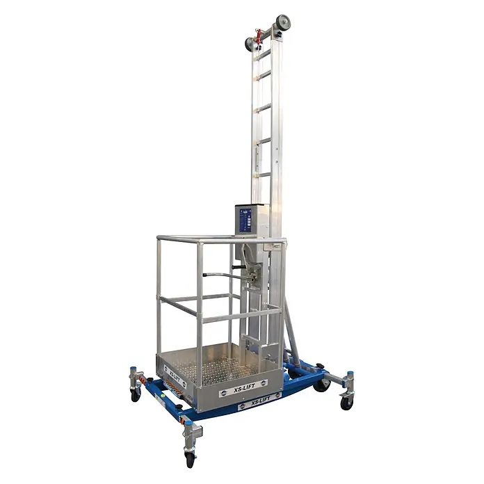 ASC Arbeitsplattform XS-Lift Hebebühne mit 3,8m Arbeitshöhe - Arbeitshöhe: 3.800 m, Belastbarkeit: 120 kg, Aluminium - Silberne mobile Hebebühne aus Aluminium mit Schutzgitter, hohem Mast und blauem Rolluntergestell.