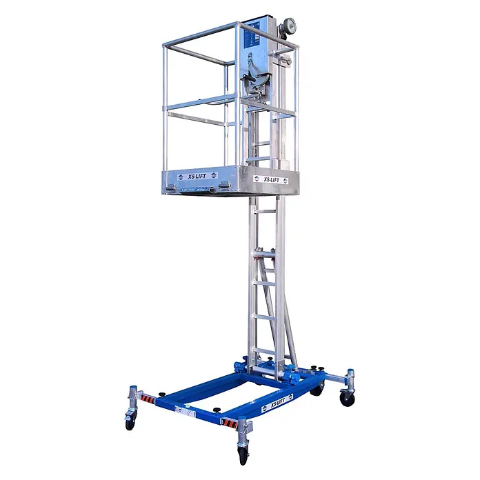 ASC Arbeitsplattform XS-Lift Hebebühne mit 3,8m Arbeitshöhe - Arbeitshöhe: 3.800 m, Belastbarkeit: 120 kg, Aluminium - Aluminium-Mobil-Arbeitsbühne mit blauem Untergestell und Sicherheitsgeländer, mit manuellem Hubmechanismus und Rollen für Mobilität.