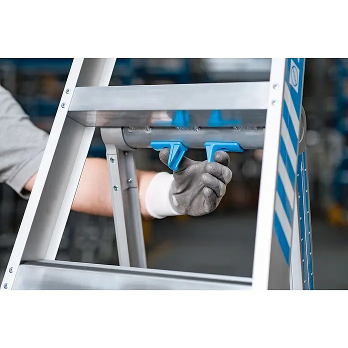 Zarges Anlegeleiter Multimaster 5 Kombileiter - Anzahl Tritte: 5 Stk., Arbeitshöhe: 3.700 m - Behandschuhte Hand justiert blauen Mechanismus an silberner Aluminiumleiter.