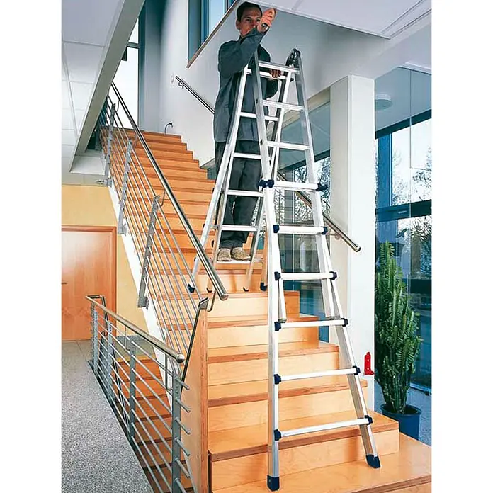 Zarges Anlegeleiter Teleskop-Mehrzweckleiter Variomax V 4x3 Sprossen - Anzahl Tritte: 3 Stk., Arbeitshöhe: 3.850 m, Aluminium - Vielseitige Aluminium-Gelenkleiter, sicher von einem Arbeiter auf einer Holztreppe verwendet.