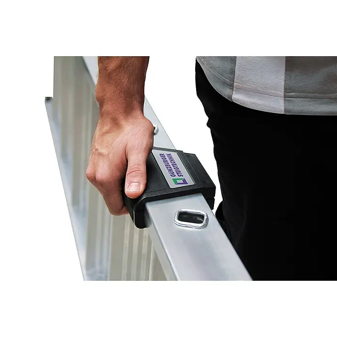 Munk Anlegeleiter Stufenanlegeleiter mit Ergo-Pad ohne Traverse 8 Stufen - Anzahl Tritte: 8 Stk., Arbeitshöhe: 3.300 m, Aluminium - Hand greift schwarzen ergonomischen Leitergriff an silbernem Holm mit Logo.