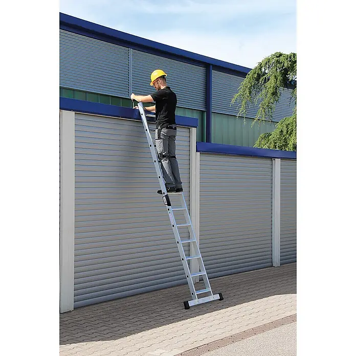 Munk Anlegeleiter Stufenanlegeleiter mit Ergo-Pad ohne Traverse 8 Stufen - Anzahl Tritte: 8 Stk., Arbeitshöhe: 3.300 m, Aluminium - Silberne Aluminium-Anlegeleiter, von einem Mann bei Arbeiten an einem Rollladen genutzt.
