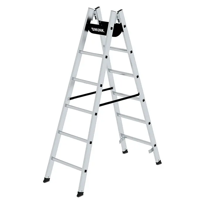 Munk Doppel-Stehleiter Sprossenstehleiter 2x6 Sprossen - Anzahl Tritte: 6 Stk., Arbeitshöhe: 3.100 m, Aluminium - Silberne Aluminium-Klappleiter mit schwarzen Stabilisatoren und Gummifüßen. Mit schwarzem MUNK-Logo-Band oben.