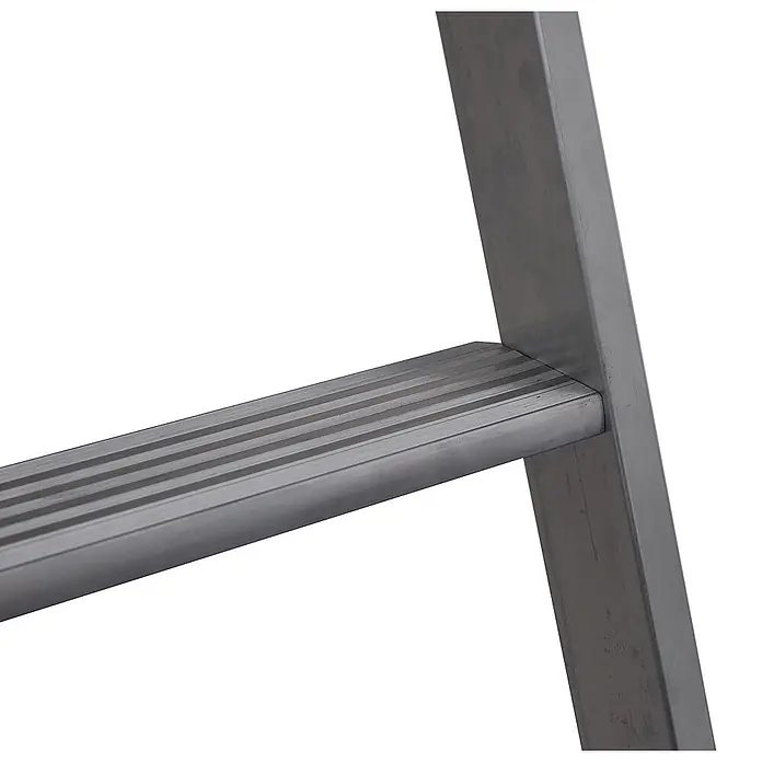 Munk Anlegeleiter Stufenanlegeleiter mit Ergo-Pad ohne Traverse 8 Stufen - Anzahl Tritte: 8 Stk., Arbeitshöhe: 3.300 m, Aluminium - Nahaufnahme einer metallischen Leiterstufe mit Anti-Rutsch-Rillen, verbunden mit dem Leiterrahmen.