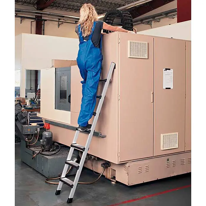 Zarges Anlegeleiter Anlegeleiter Comfortstep L 7 gepolsterte Stufen - Anzahl Tritte: 7 Stk., Arbeitshöhe: 3.000 m, Aluminium - Silberne Stehleiter mit schwarzen Stufen, von einer Person in blauem Overall zum Erreichen hoher Industrieanlagen genutzt.