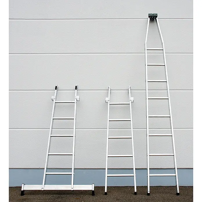 Munk Anlegeleiter Glasreinigerleiter mit nivello Traverse 4-teiliger Satz - Anzahl Tritte: 23 Stk., Arbeitshöhe: 8.200 m, Aluminium - Drei silberne Aluminiumleitern unterschiedlicher Höhe lehnen an einer Wand. Die linke Leiter hat eine breite Basis.