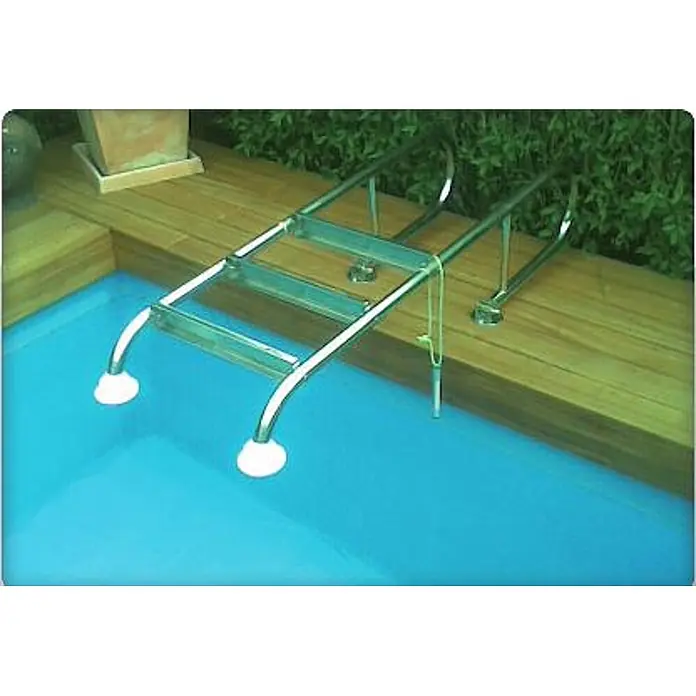 Ideal Eichenwald Anlegeleiter Poolleiter Modell 02 Tina klappbar Beckentiefe 1060mm 3 Stufen - Anzahl Tritte: 3 Stk., Belastbarkeit: 120 kg, Edelstahl - Chrom-Poolleiter mit weißen Stoppern, die den Zugang von einer Holzterrasse in einen blauen Pool ermöglicht.