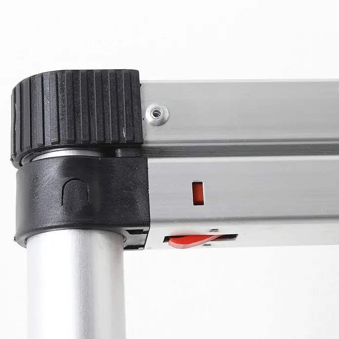 Brunner Anlegeleiter Frankana Laddy Air von Teleskopleiter 10 Stufen - Anzahl Tritte: 10 Stk., Belastbarkeit: 150 kg, Aluminium - Nahaufnahme eines silbernen Aluminium-Leitergelenks mit schwarzem Kunststoffverbinder und rotem Verriegelungsmechanismus.