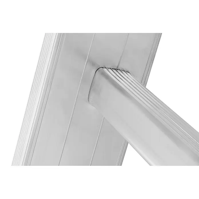 Hymer Anlegeleiter Sprossenanlegeleiter verbördelt 7 Sprossen - Anzahl Tritte: 7 Stk., Arbeitshöhe: 3.090 m, Aluminium - Nahaufnahme einer silbernen Aluminiumleiterverbindung, die eine geriffelte Sprosse mit einem Holm verbindet.
