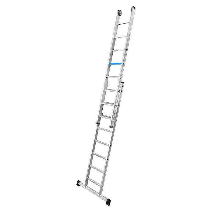 Iller Leiter Schiebeleiter Stufen Schiebe ERGO Plus mit standfester Quertraverse 2x12 Stufen - Arbeitshöhe: 6.700 m, Aluminium - Silberne Aluminium-Ausziehleiter mit blauer Stufe, rutschfesten Füßen und Rollen oben.