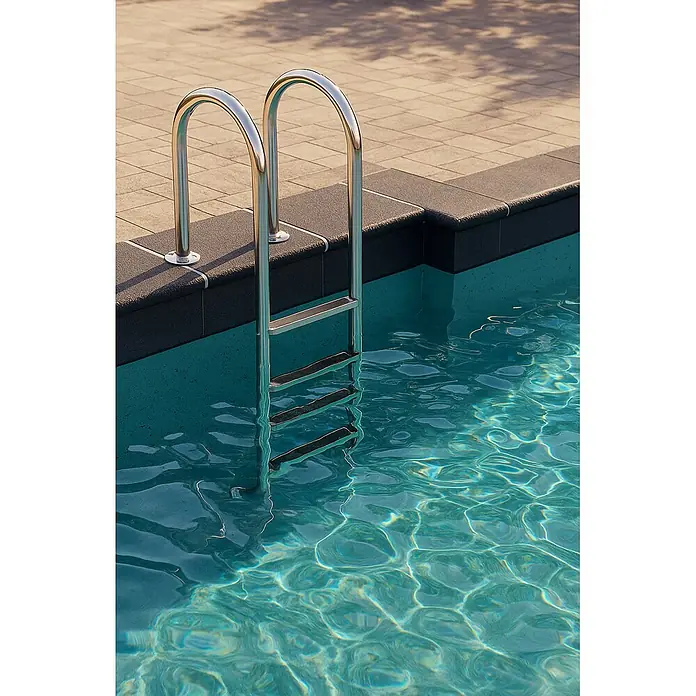 Ideal Eichenwald Anlegeleiter Poolleiter Modell 01 Tina Beckentiefe 1060mm 3 Stufen - Anzahl Tritte: 3 Stk., Belastbarkeit: 120 kg, Edelstahl - Glänzende Metall-Poolleiter bietet Zugang zu klarem, blauem Wasser.