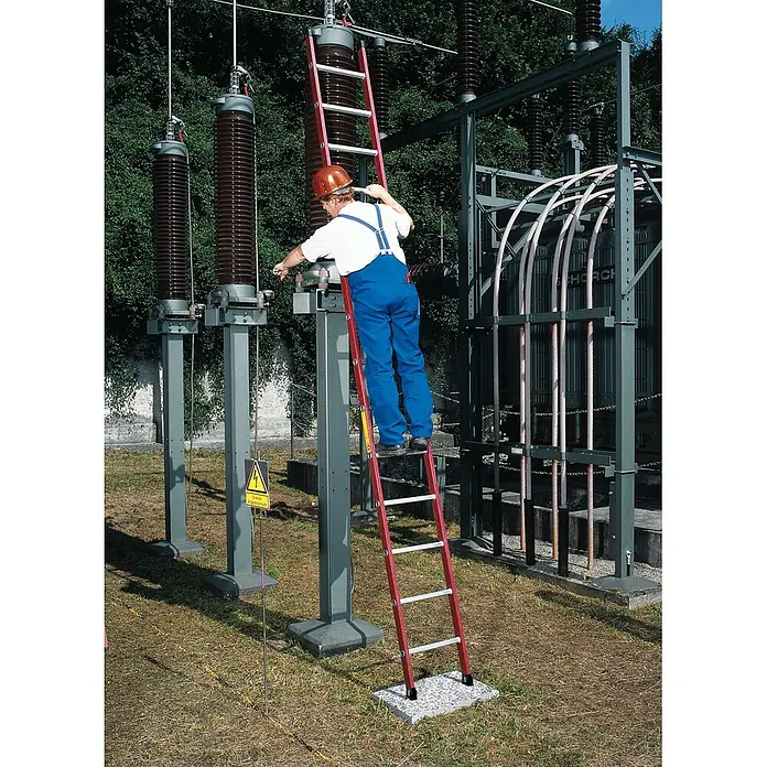 Munk Anlegeleiter Kunststoff-Anlegeleiter 8 Sprossen - Anzahl Tritte: 8 Stk., Arbeitshöhe: 3.600 m, Kunststoff - Rote Fiberglas-Isolierleiter, von einem Arbeiter zum Zugang zu elektrischen Geräten verwendet.